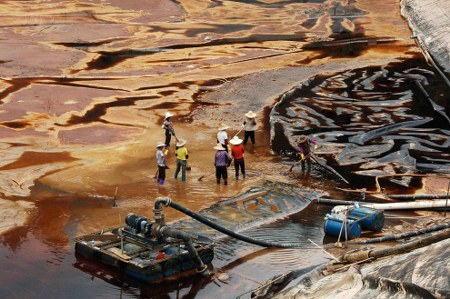 Những Sai Lầm Chết Người Khi Tự Ý Đổ Chất Thải Nguy Hại